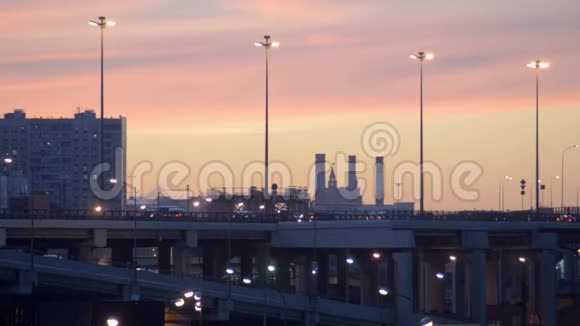 莫斯科日落时的汽车交通视频的预览图