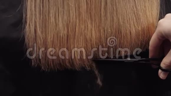 美发店女孩理发合上4K慢动作把头发的长度视频的预览图