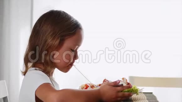 一个女孩在家吃意大利面侧视视频的预览图