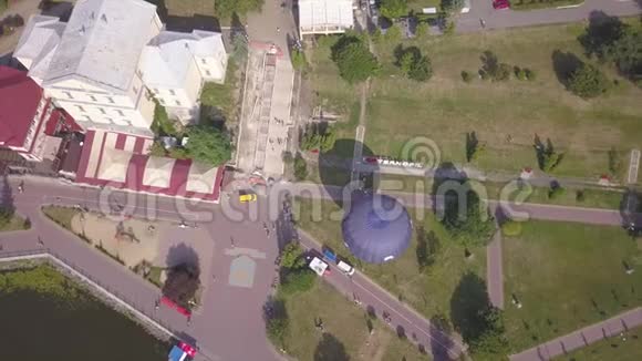 飞行无人机靠近气球背景是特诺皮尔市附近的湖泊和公园多彩热空气视频的预览图