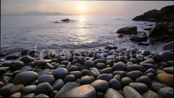 美丽的日出岩石像鸡蛋海滩视频的预览图