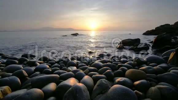 美丽的日出岩石像鸡蛋海滩视频的预览图