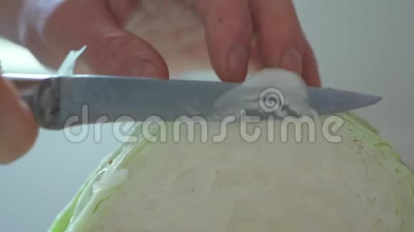 极限特写慢动作男子切白菜刀素食沙拉视频的预览图