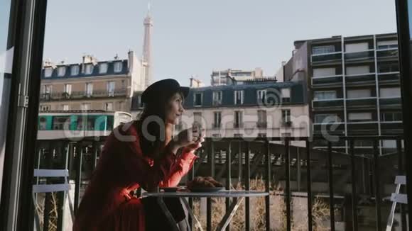 快乐迷人放松的女商人享受咖啡早餐使用智能手机在巴黎咖啡馆与埃菲尔铁塔视图视频的预览图