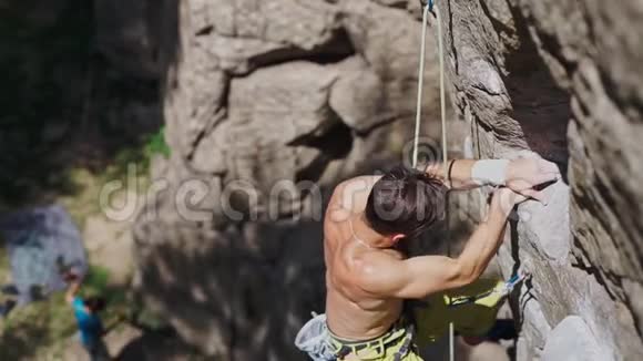 运动员攀岩者用速拔法爬上悬崖视频的预览图
