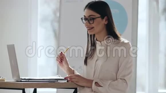 快乐年轻美丽的欧洲商业女性导师激励观众在现代轻型办公室会议活动视频的预览图