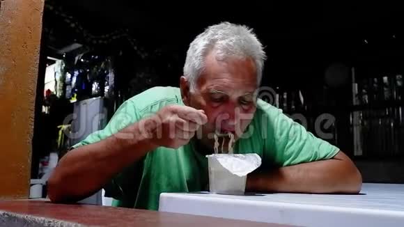 吃面条的人在咖啡馆的某个地方视频的预览图