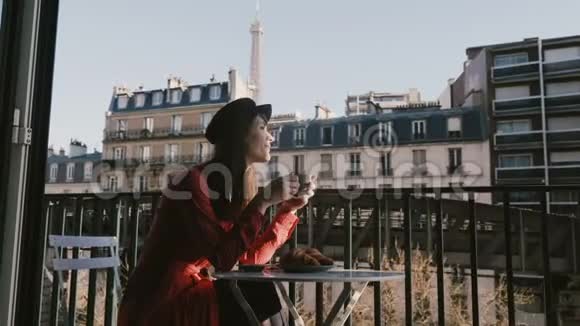 快乐美丽放松的旅游妇女享受咖啡和早餐在法国上午咖啡馆露台与埃菲尔铁塔景视频的预览图