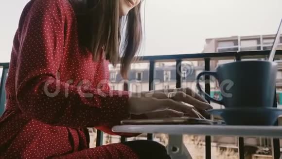 特写镜头创意女商人使用笔记本电脑在田园诗般的巴黎咖啡馆阳台与埃菲尔铁塔景视频的预览图