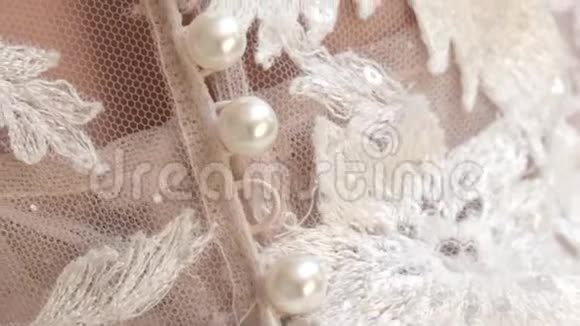 漂亮的婚纱背面纽扣透明视频的预览图