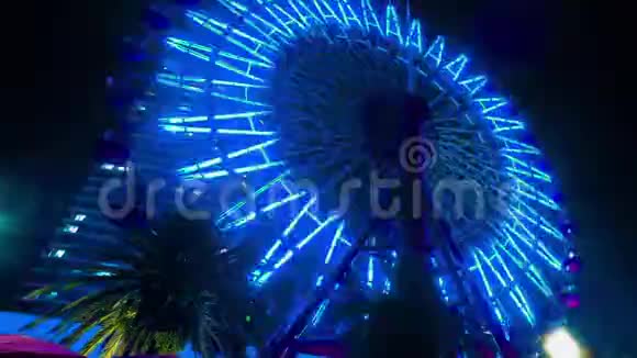 神户港口塔台的天际线和摩天轮在夜间变得明亮起来视频的预览图
