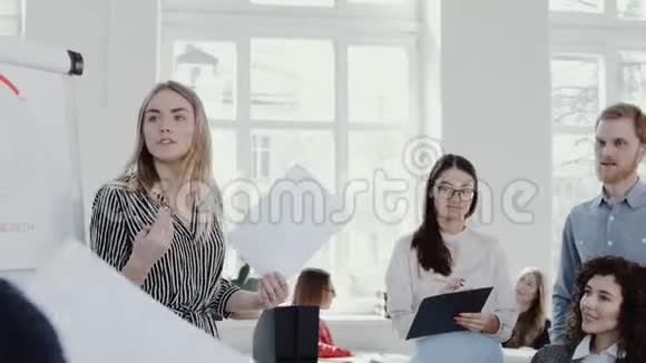 健康的工作场所不同的商界人士在团队会议上向年轻的金发CEO商务女性鼓掌慢动作红色EPIC视频的预览图