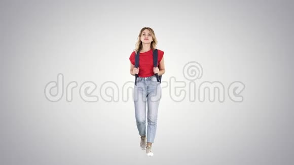 女徒步旅行年轻的女模特带着背包在梯度背景下行走视频的预览图
