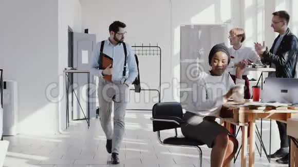 成功的年轻白种人男性首席执行官进入现代办公室团队向他鼓掌后成就慢动作红色EPIC视频的预览图