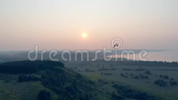 降落伞正朝相机飞去视频的预览图