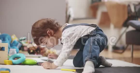 幼儿用蜡笔绘画的特写视频的预览图