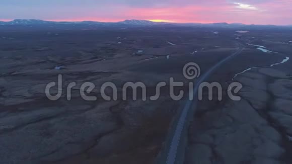 日落时冰岛的道路和景观鸟瞰图视频的预览图