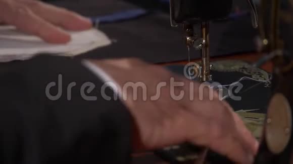 裁缝店里的录像裁缝正在准备布上的最后一针视频的预览图