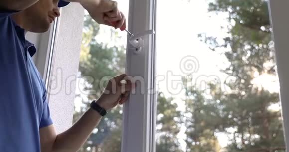 窗户服务工人安装塑料框架把手视频的预览图