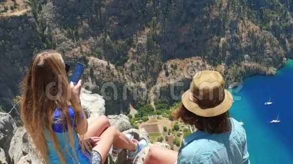 两位年轻女子在土耳其费思耶欣赏蝴蝶谷美景视频的预览图