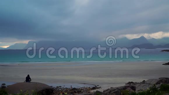 一个孤独的人在空荡荡的海滩上视频的预览图