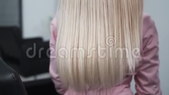 发色后头发丝滑美容店的角蛋白矫直视频的预览图