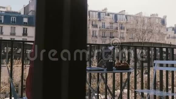 镜头幻灯片正确显示美丽的记者妇女使用笔记本电脑在田园诗般的夏季巴黎公寓阳台视频的预览图