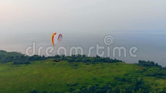 绿色平原和一个公羊空降落伞在上面滑行视频的预览图