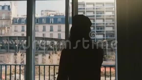 镜头跟随年轻快乐的女人走出阳光房阳台与埃菲尔铁塔景微笑在镜头慢动作视频的预览图