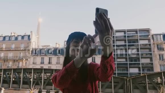 快乐迷人的微笑旅游妇女自拍照片与埃菲尔铁塔景在巴黎阳光公寓阳台视频的预览图