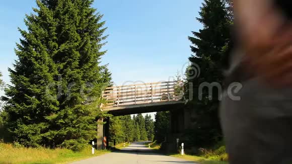 苏马瓦国家公园捷克共和国和德国穿着白色帽子和短裤走在马路上穿着木交叉视频的预览图