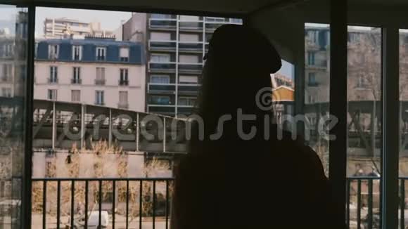 镜头跟随快乐职业摄影师女士从阳台上拍摄巴黎雄伟的埃菲尔铁塔景视频的预览图