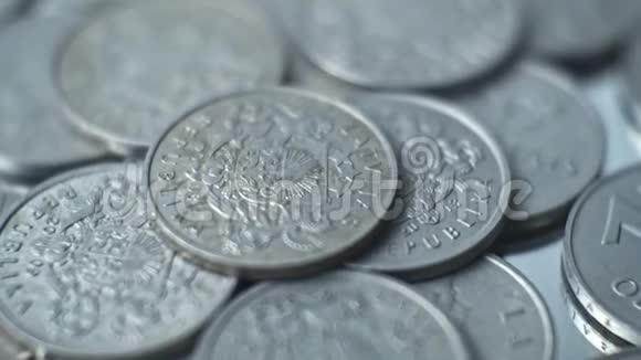 拉脱维亚共和国的1枚拉特币反向特写硬币视频的预览图