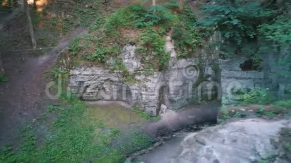 魔鬼的烤箱或大型埃利特自然地质纪念碑位于高贾国家公园在洛德后面的塞斯在拉脱维亚视频的预览图