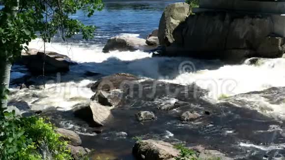 魁北克劳伦特人地区的瀑布视频的预览图