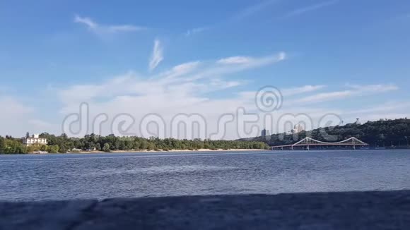 基辅城市景观第聂伯河人行桥公园背景上的桥行人区基座公园视频的预览图