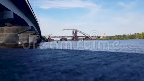 基辅的Dnieper河上的PodolskVoskresensky桥这座桥是由金属结构制成的建造一个运输工具视频的预览图