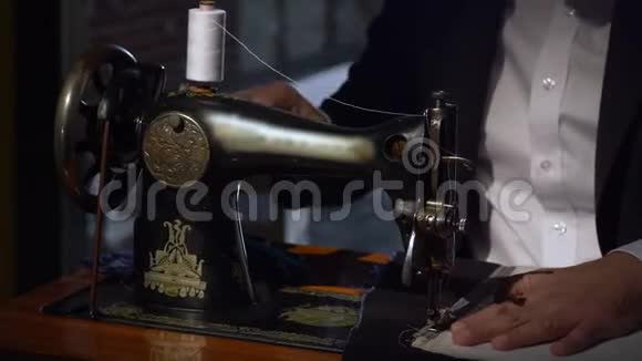 裁缝在缝纫机上缝两块布的照片视频的预览图