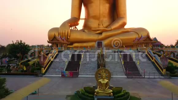 泰国的大佛像寺庙视频的预览图