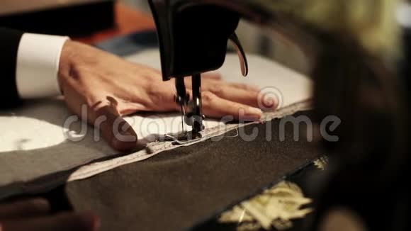 一个裁缝在缝纫机上练习视频的预览图