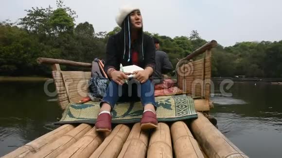 泰国女游客参观泰国梅洪山庞恩湖上的竹筏坐在那里放松视频的预览图