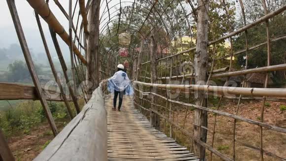 泰国女游客在苏通白竹桥上散步旅游视频的预览图