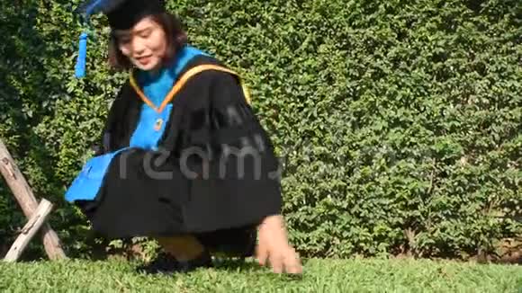 泰国女学生穿硕士学位毕业礼服摆姿势和肖像视频的预览图