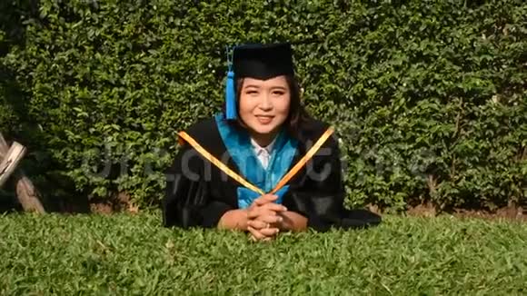 泰国女学生穿硕士学位毕业礼服摆姿势和肖像视频的预览图