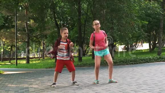 哥哥和姐姐放学后在街上跳舞视频的预览图