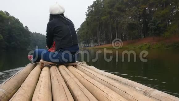 泰国女游客参观泰国梅洪山庞恩湖上的竹筏坐在那里放松视频的预览图