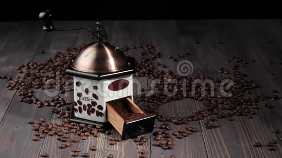 咖啡豆的成分木桌背景装饰着香喷喷的咖啡豆手放咖啡机视频的预览图