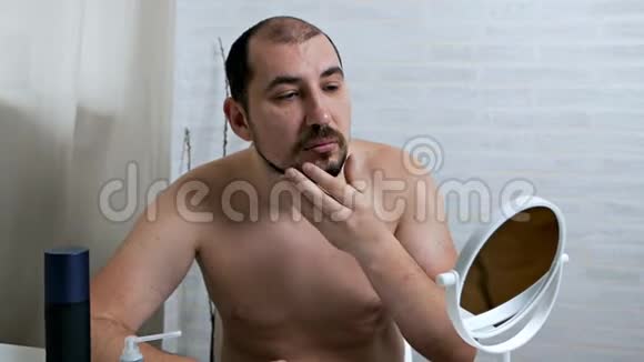一个在镜子前梳胡子的家伙视频的预览图