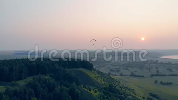 空中滑翔伞青雾缭绕的景色一条帆在空中高高飞翔视频的预览图