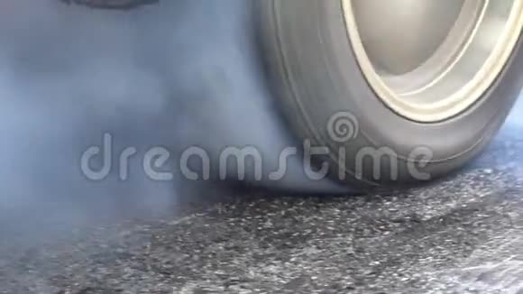 赛车在起跑线上燃烧轮胎视频的预览图